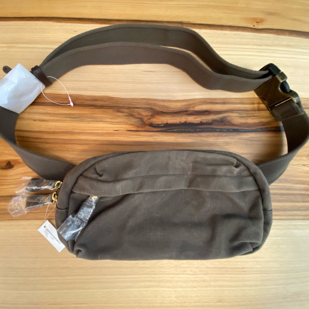 NWT Banana Republic Men’s/Women’s Waxed Canvas Sling Bag in Taupe